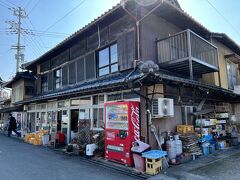 次に向かったのは『須崎食料品店』さん。こちらが現在「食べログ」香川県うどん人気ランキングで一位になってます！食料品店なのでもちろん食料品を売っている商店ではありますが、うどんも食べれます。