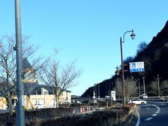 袋田の滝で時間を消費したため益子町の宿を目指す時間を勘案して道の駅巡りは割愛して途中で一ヶ所「道の駅もてぎ」に立ち寄りました。とんがり屋根の部分はバウム工房ゆずの木でバウムクーヘンの製造販売所ですが立ち寄りが夕方のためほとんどの商品がなくなっていました。ここは栃木県なので直売所では「とちおとめ」を中心にしてイチゴが多数出品中でした。