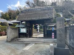 駒形神社から歩いて３分ほど、茅葺屋根の山門が立派な休場山等覚寺、高野山真言宗のお寺です。元々は御霊神社の隣りにありましたが、明治の初めにこの地に移されたとか。
梶原景時がこの地を通ったときに、この付近で休んだことから、休場山という山号がつけられたと言われています。