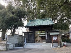 首洗井戸の南、常光寺には、弁慶塚があります。