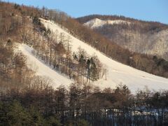 草津温泉スキー場

部屋の窓から見ると、ゲレンデが朝日を浴びて輝いていました!
この宿にも若いスキー客のグループが宿泊しています。ゲレンデには歩いても行けますが、ホテルの無料送迎バスが出ます。