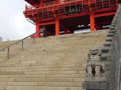 まず最初に犬山成田山へ
大本山成田山新勝寺の別院で、大本山成田山名古屋別院大聖寺が正式な寺号です。

参道の先にけっこうな階段、その先に朱色の山門がみえます。山門を目指して上りましょう。