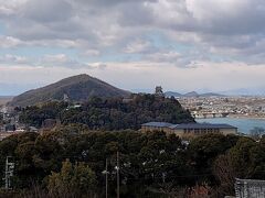 別角度からは、犬山城と伊木山です。
お天気も良くて、とてもキレイ。上った甲斐があります。