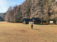 　矢田山遊びの森にある芝生広場。ゴルフ場のような広々とした広場です（１２月撮影）。