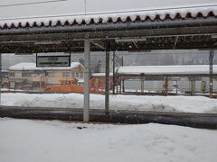雪が降る駅