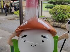 七尾駅で下車しました。
七尾市のマスコットキャラクター「とうはくん」が出迎えてくれます。