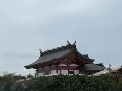 レンタカー屋は、波上宮の近くにあります。
那覇西道路を通過中にパチリと撮りました。