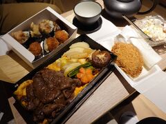 買ってきたお弁当を部屋でいただきます。

◆すき焼き弁当（2,490円）
◇鎌倉とんむすび（680円）
◆黒毛和牛メンチ（180円）
◇コールスローサラダ

欲張り過ぎた、、、