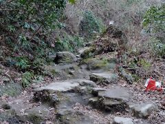 鎌倉とその外を結ぶ切通のうち主なものを「鎌倉七口」と呼んでいますが、源氏山に上る化粧坂はその中でも一番急な坂になります。
山の絞り水が坂に流れ出ていて、路面がぬかるんだ上に、道は狭く自然の階段のようにだんだんになっていてとても歩きにくい状態でした。
