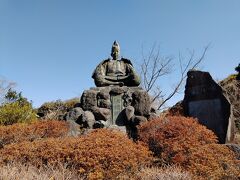 1965年に源頼朝の鎌倉入り800年を記念して公園として整備された源氏山公園には、頼朝像があります。