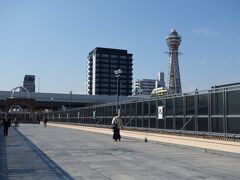 天王寺公園と新世界を結ぶ橋　通天閣方面　