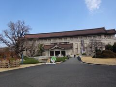 東京国立博物館（本館）J・コンドルの設計で明治１５年に開館。旧本館は関東大震災で被害を受け、昭和１３年、昭和天皇の即位記念で開館。コンクリート建てで瓦屋根と「帝冠洋式」で、平成１３年に重文
東京国立博物館の敷地は元は寛永寺の境内でした。本館の所は寛永寺の本坊に当たり、北側の庭園は寛永寺の庭でした。　