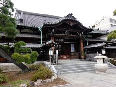 少し道を外れて泉岳寺に立ち寄ります。