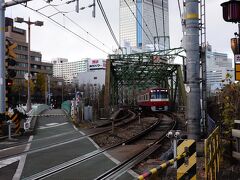 箱根駅伝でもお馴染みの八ツ山鉄橋を渡ります。
