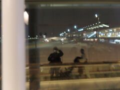 羽田空港に着きました。

外の風景ですが、何か寒そうですね。