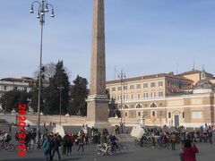 ポポロ広場の中央にフラミニオオベリスクがあります