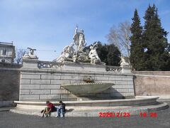 ポポロ広場の西寄りにあるネットゥーノ（ネプチューン）の噴水です。反対側にも大きな噴水があります。