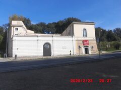 カルロ・ビロッティ美物館です。ボルゲーゼ公園内にあるカルロ・ビロッティ美術館はフィオレッロ・ラ・グアルディア通り沿いにある現代美術館でした。美術館の東側にはジョルジョ・デ・キリコ作のヘクトールとアンドロマケの像があります。