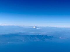 2時間半の短いフライト…
あっという間に富士山…

ただ今～