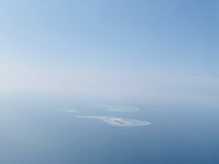 慶良間諸島よりももっと那覇よりの離島
手前　神山島
左小　クエフ
右奥　ナガンヌ

那覇から日帰りシュノーケルのツアーで1時間ほどで行ける島です。
夏には是非♪