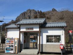 JR吾妻線 郷原駅（群馬県吾妻郡東吾妻町）

無人駅ですが、この駅には2つの特筆すべき点あり。
背後の山は岩櫃山で、岩櫃城跡もあって、ハイキングコースもあります。
もうひとつは、郷原遺跡で出土した『ハート型土偶』です。