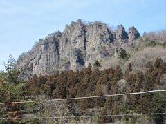 岩櫃山（いわびつやま）（群馬県吾妻郡東吾妻町）

標高802.6m。南面は約200mの絶壁です。
右手の中腹には、真田氏ゆかりの岩櫃城跡があります。続日本10名城に選ばれています。