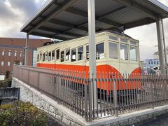 　駅前に静態保存されたケーブルカー。定員１１６人の大型車両で、万歩計が奈良に住み始めた頃はまだ運行されていました。
