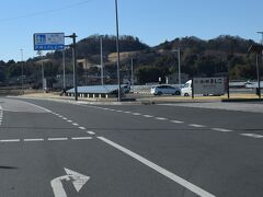 翌２６日は帰路となるので近隣の道の駅巡りとなりました。まず益子町にある道の駅「ましこ」を訪れました。この日は土曜日で朝からイチゴ食べ比べのイベントがあり準備中でしたが小皿に３種類くらいのイチゴが盛られて１５０円で提供されるようでした。時間の都合で賞味できませんでしたが産直売店ではやはりイチゴが多数出品されており栃木ブランドの「とちあいか」を購入しました。