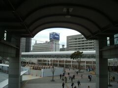 JR桜木町駅へ着きました。桜木町駅前バス停から、汽車道、カップヌードルミュージアムパーク、さくら通りをまわり、桜木町で桜観光の所要時間は55分でした。
写真左側に見える工事中エリアも、ヨコハマエアキャビン乗場でしょうか。