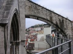 このカルモ教会跡とガラスの通路とその下に建物、という構造がなんか違和感というか理解の範疇を越えているような…。
不思議なところです。