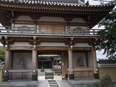 能満寺の山門は、仁王像もあって、とても立派でした。

ちょうど、法事が執り行われているようでした。

神奈川宿にたくさんある寺院は基本、観光寺ではなく檀家さん中心のお寺です。