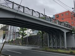 横浜駅の西口から進み、坂を上ると見えてくるのが上台橋です。

神奈川宿歴史の道の西の起点です。

欄干には歴史の道のシンボルマークの青海波が施されていました。