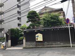 神奈川宿でもこの台町は崖の下に海がある人気の景勝地で、とても賑やかだったそうです。
この田中屋と言う料亭はその当時から続く歴史ある料亭です。
確かに、今はマンションの立ち並ぶ住宅街なので、「なんでこんなところに料亭が？」と思ってしまいますが、歴史を知れば納得ですね。