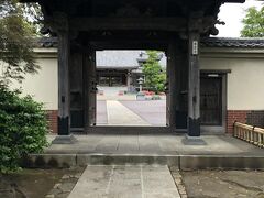 三宝寺から坂を降りてくると、本覚寺につきあたります。