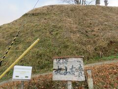 2022.3.3　木　AM6:41　見瀬丸山古墳（畝傍陵墓参考地）
奈良県橿原市見瀬町・五条野町・大軽町　　P=後円部にはありません路上駐車になります。前方部北側はP有　国道から分かり難コンクリート農道から上がって行きます。
墳丘長318m　高さ21m　全国6位で奈良県では一番大きい古墳です。
築造時期	6世紀後半　欽明天皇ではないかと言われている。
平成3年雨により石室が開口してしまい入室した親子が撮った写真が大問題になった。横穴石室の奥にある2つの石棺が奥の方が新しい石棺と言う問題が有る。　