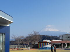 今日は河津桜を見に伊豆に向け出発、途中の富士川SAで休憩。お天気がよくて嬉しい～。ちょっぴり雲がかかった富士山が。