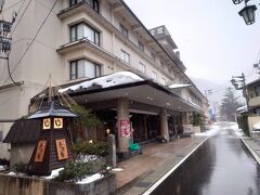 駅から歩くこと僅か3分。今宵の宿「栄楽館」に到着。温泉宿でありながら、この好アクセスは素晴らしいですねぇ。