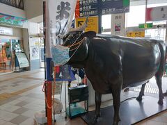 東京から山形新幹線で2時間ちょっとで米沢に到着。
牛さんもマスクをして感染対策してました。