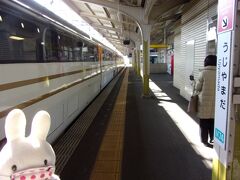 そうして、9:46に宇治山田駅に着きました。
この列車は大阪難波へ行くので、ここで名古屋方面へ行く特急列車に乗り換えます。
