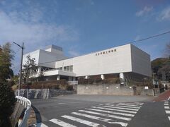 日立駅からバスを使って日立市郷土博物館に行きました。日立市立郷土博物館とはかみね公園のふもとにある日立市にかかわる歴史や文化についてご紹介している博物館です。（アートスケープ参照）1975年に県内市町村立博物館として開館しました。展示をさらに楽しめるように、関連の図書コーナーや映像コーナー、クイズコーナーがあり、この他年数回の特別展などの工夫がされています。（うぃーくえんど茨城参照）