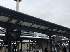京都駅。ほとんど観光客がいません。
バスの乗り場を教えてくれるボランティアの方も、暇そうでした。

市営バスで堀川丸田町に向かいます。