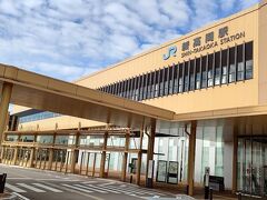 金沢駅から北陸新幹線を一区間わずか１４分乗って、新高岡駅で下車します。