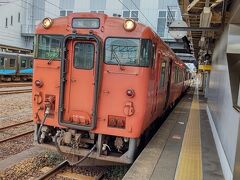高岡駅11:52発の普通列車に乗って、新高岡駅に向かいます。
乗車時間は、わずか３分です。