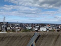 北陸新幹線糸魚川駅付近の車窓風景です。
遠くに日本海を見ることができました。