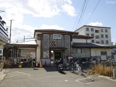 阪和線【紀伊中ノ島駅】
1932年(昭和7年)阪和電鉄が開業、1935年(昭和10年)移転。

もともとは少し北東にあった駅ですが、和歌山線の新駅設置に伴ってこちらへ移転。
その当時に鉄道省の建築した趣ある駅舎が現役で頑張っています。