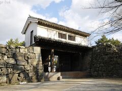 和歌山城【岡口門】
1621年(元和7年)頃築。

紀州徳川家の家祖、徳川頼宣公が城を拡張した際に整備したようです。米軍の無差別爆撃にも耐え残った藩政時代の数少ない遺構です。
【重要文化財】