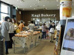 入口を入ってすぐ、「Kagi Bakery（カギベーカリー）」というパン屋さんがありました。
