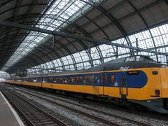 オランダ鉄道ＩＣＭ型電車
３両編成が４０００形で４両編成が４２００形
先頭車両に４０９５で表示があるから３両編成なのかな。

３両以上あるように見えるけれど。。。