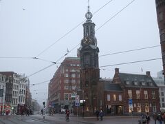 【Munttoren / ムント塔】が見えてきたよ。
元は市庁舎の一部だった塔です。
１６２０年に建設されてカリヨンが備えられています。
こちらの塔には登れるそうですが、たしかこの日はお休みだった記憶。