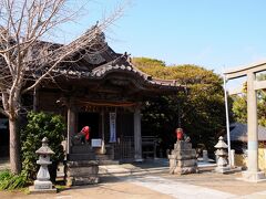 港は、小動岬に守られるように佇んでいる。その岬の上には、小動神社と言う社があった。その神社は、源頼朝の家臣である佐々木盛綱が、近江国から勧請した八王子宮が前身で、新田義貞が鎌倉攻めの際に戦勝祈願をしたと云われている。今回は、ここで旅の無事を祈願した。